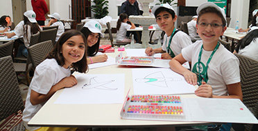 Pınar, çocuklara resim yapmayı il il gezerek sevdiriyor